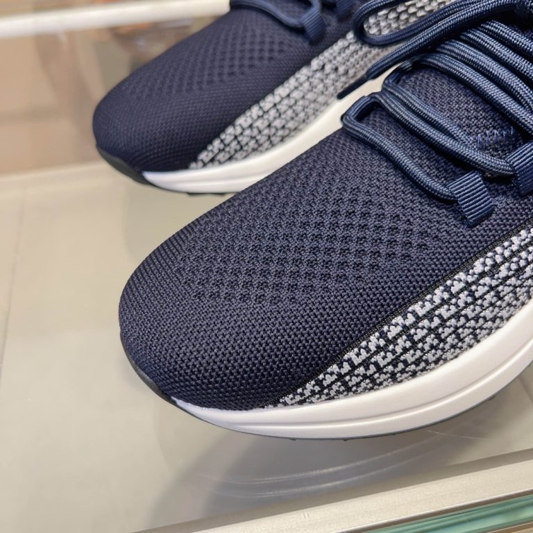 Armani Schuhe sehen ähnlich aus wie gefälschte Valentino Schuhe