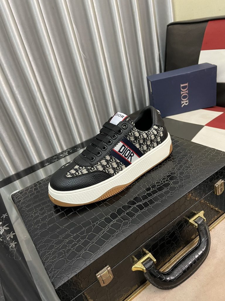 Dior Shoes Cowhide Elegant Look Alike Fake Valentino Shoes