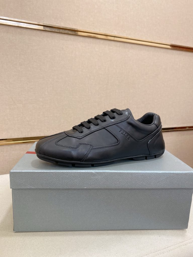 Prada Schuhe sehen aus wie Faux Valentino Schuhe